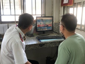 Đại diện Cảng vụ ĐTNĐ số 3 tuyên truyền việc truy cập  cổng thông tin điện tử Sở Giao thông vận tải Thành phố Hồ Chí Minh  trong công tác thu và nộp phí hạ tầng cảng biển