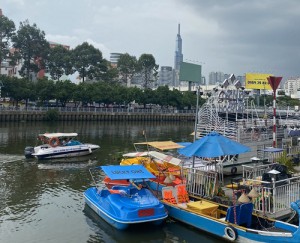 Đại diện Cảng vụ ĐTNĐ số 6 thực hiện công tác đảm bảo an toàn giao thông  lễ hội Sông nước Thành phố Hồ Chí Minh lần thứ 2 năm 2024