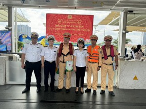 Đại diện Cảng vụ đường thủy nội địa số 6 phối hợp với  Đội Cảnh sát đường thủy tổ chức Hội nghị tuyên truyền pháp luật
