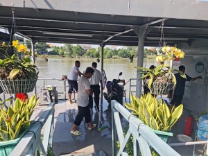 Đại diện Cảng vụ Đường thủy nội địa số 3 thực hiện vệ sinh văn phòng, tạo mảng xanh tại nơi làm việc “Xanh – Sạch – Đẹp”