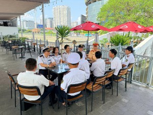 Đại diện Cảng vụ Đường thuỷ nội địa số 1 phối hợp Cảnh sát đường thủy  thực hiện kiểm tra điều kiện an toàn bến, phương tiện trước Lễ Giỗ Tổ  Hùng Vương, Lễ Kỷ niệm ngày Chiến thắng 30/4 và Quốc tế Lao động 1/5