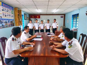 Chi bộ 1 tổ chức trao quyết định công nhận đảng viên chính thức cho đảng viên dự bị