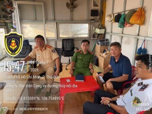 Đại diện Cảng vụ ĐTNĐ số 1 phối hợp các cơ quan chức năng kiểm tra  các bến thủy nội địa có nguy cơ tiềm ẩn mất an toàn giao thông  trên địa bàn phường Thủ Đức
