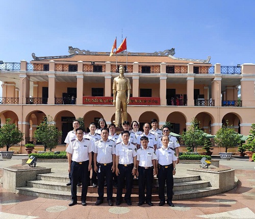 Chi bộ 6 tổ chức dâng hương tưởng niệm Chủ tịch Hồ Chí Minh tại Bến Nhà Rồng - Bảo tàng Hồ Chí Minh