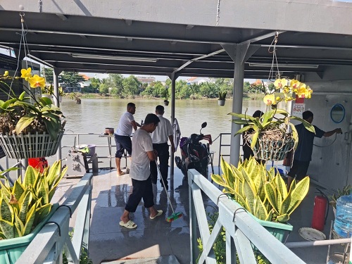 Đại diện Cảng vụ Đường thủy nội địa số 3 thực hiện vệ sinh văn phòng, tạo mảng xanh tại nơi làm việc “Xanh – Sạch – Đẹp”