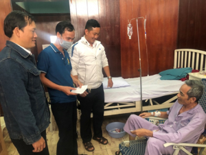 Tổ Công đoàn Đại diện Cảng vụ ĐTNĐ số 7 tổ chức thăm hỏi, tặng quà  cho gia đình đoàn viên đang điều trị tại bệnh viện