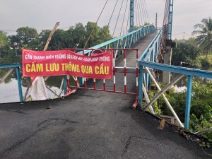 Đại diện Cảng vụ ĐTNĐ số 3 tuyên truyền hạn chế lưu thông  đường thủy nội địa trên Kênh Xáng Lý Văn Mạnh huyện Bình Chánh,  thành phố Hồ Chí Minh