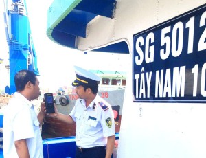 Đại diện Cảng vụ ĐTNĐ số 2 thực hiện kiểm tra nồng độ cồn thuyền viên tại cảng, bến thủy nội địa quản lý