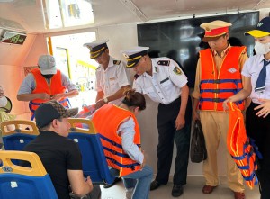 Đại diện Cảng vụ ĐTNĐ số 6 phối hợp Phòng Cảnh sát đường thủy TP. HCM thực hiện tuyên truyền pháp luật và hướng dẫn hành khách sử dụng áo phao  khi tham gia giao thông đường thủy