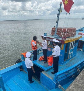 Đại diện Cảng vụ ĐTNĐ số 5 kiểm tra trang thiết bị và điều kiện an toàn  hoạt động của phương tiện phà và đò khách hoạt động tại các bến thủy nội địa trên địa bàn xã Cần Giờ phục vụ Lễ Quốc khánh 2/9