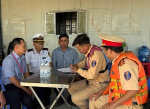 Đại diện Cảng vụ ĐTNĐ số 3 phối hợp cùng Trạm CSĐT Rạch Cát  kiểm tra, xử lý các vị trí chưa được công bố hoạt động bến thủy nội địa