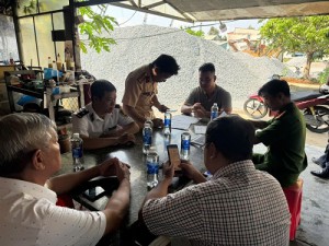 Đại diện Cảng vụ ĐTNĐ số 3 phối hợp các cơ quan chức năng  kiểm tra trật tự an toàn giao thông đường thủy nội địa, bến thủy nội địa  có phép và không phép hoạt động trên địa bàn được giao quản lý