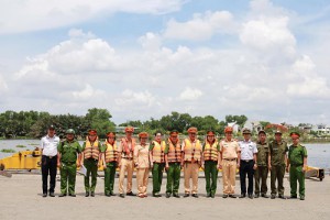 Đại diện Cảng vụ Đường thủy nội địa Số 1 – Cảng vụ Đường thủy nội địa Thành phố Hồ Chí Minh phối hợp các lực lượng chức năng kiểm tra,  bảo đảm an toàn giao thông tại cụm Cảng Trường Thọ